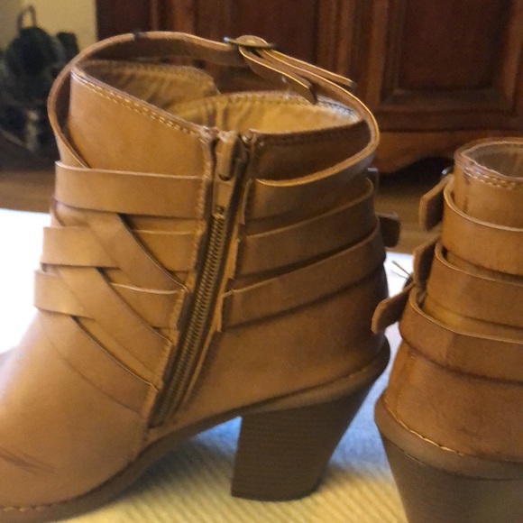 Ankle Boots - by Restricted - New never worn-tan - comfortable- Size 7 - Picture 5 of 5